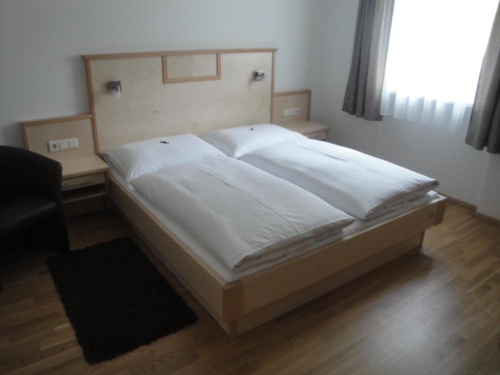 Pension Dorfplatzl Fusch an der Grossglocknerstrasse Room photo