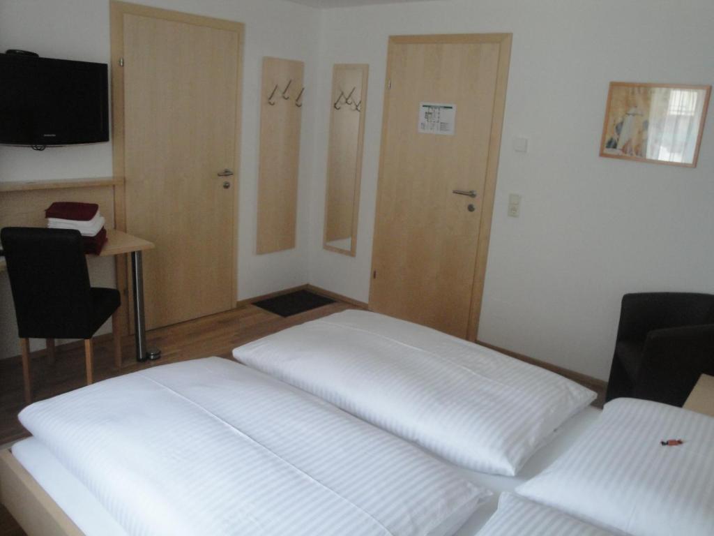Pension Dorfplatzl Fusch an der Grossglocknerstrasse Room photo